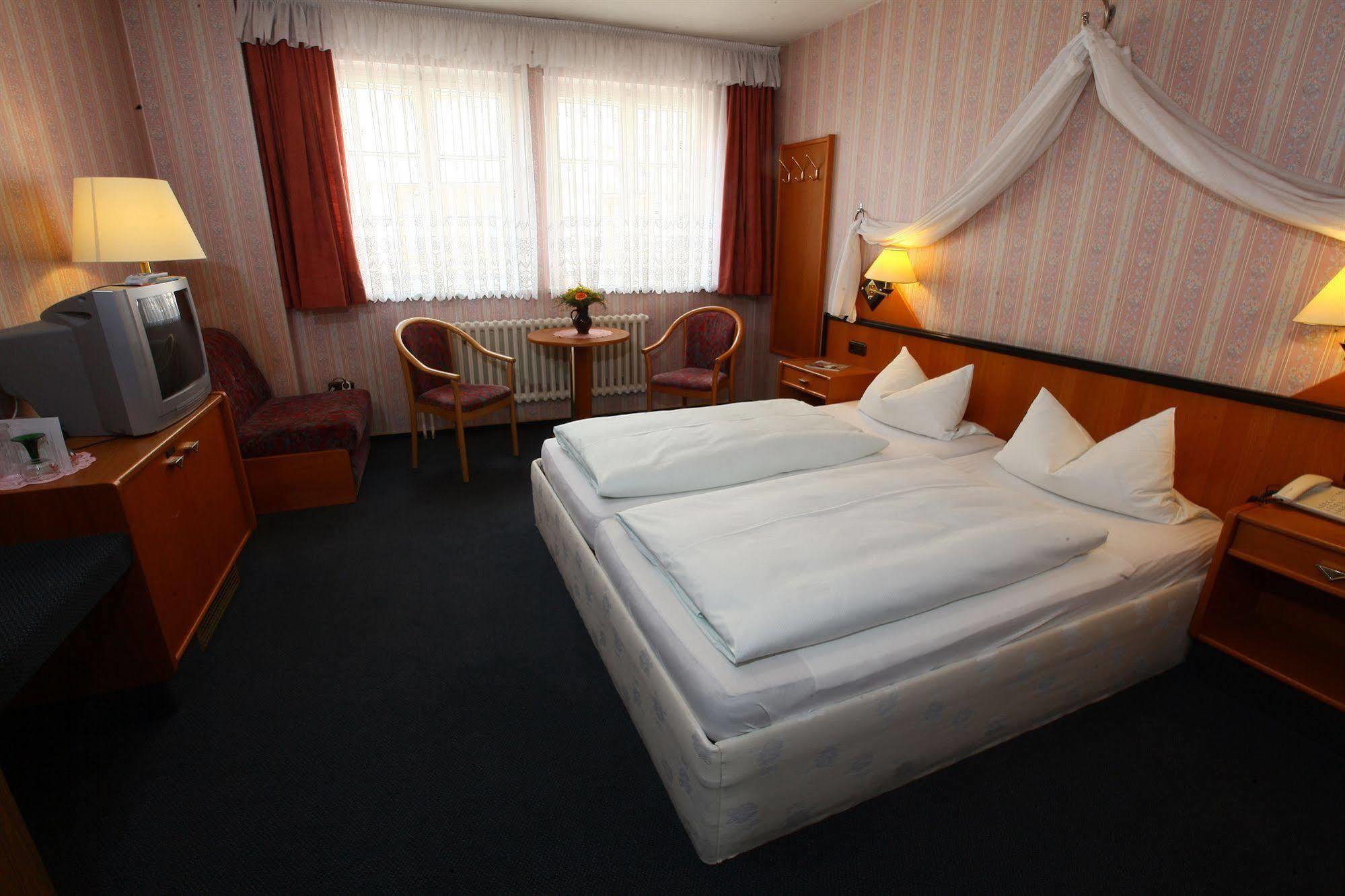 Hotel Roter Hahn Ротенбург-на-Таубере Экстерьер фото